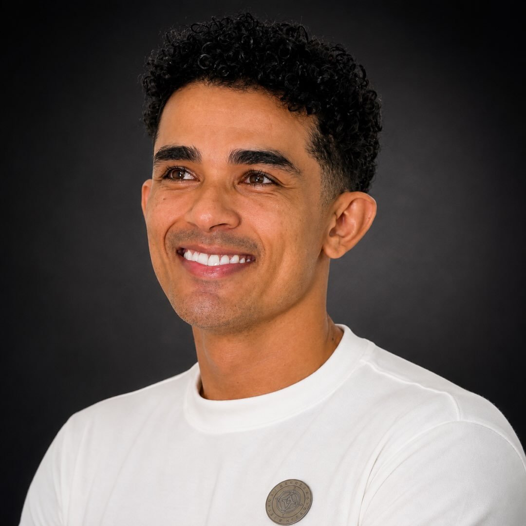 Retrato de Manuel da Luz, líder e professor da Acende Barber Education.